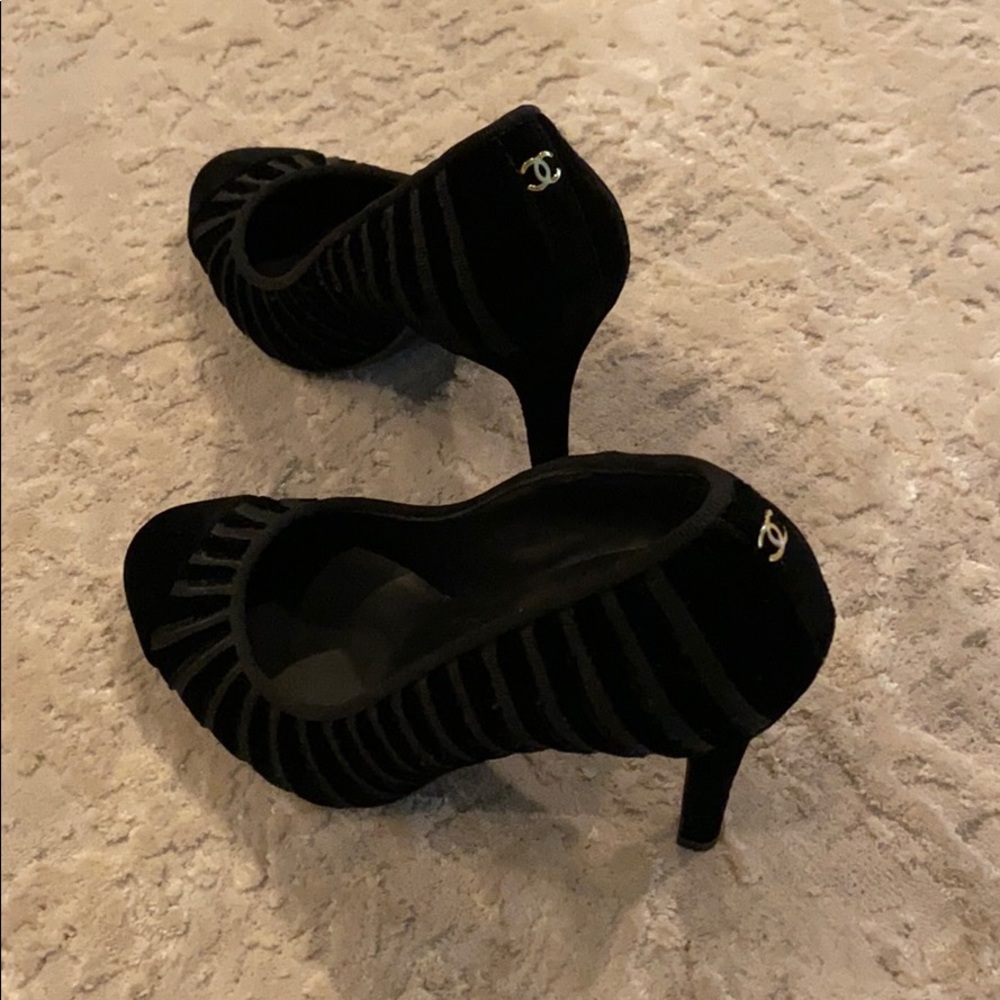 Gorgeous Chanel heels only worn 2x